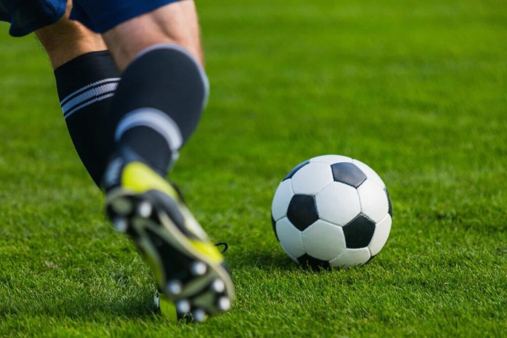 Keterampilan dasar sepak bola dan strategi bola yang harus dipahami dan dipelajari untuk pemain pemula.