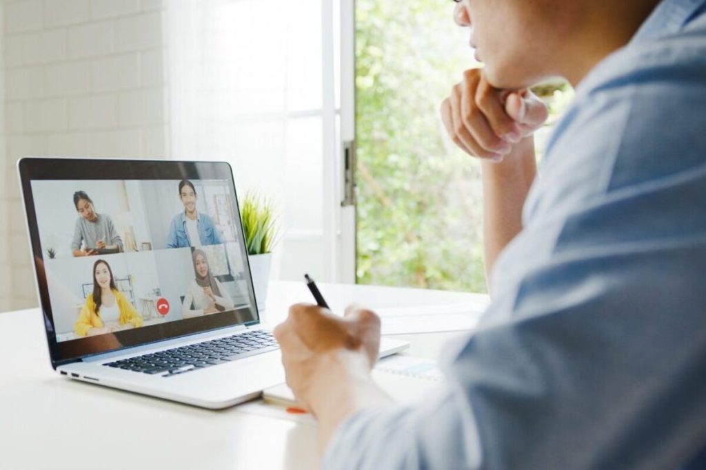 Dengan menggabungkan beragam kursus berbasis video dengan model pasar yang ramah pengguna, yukbelajar.com membantu menjadikan pendidikan lebih terbuka.